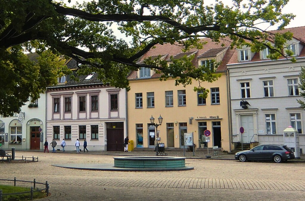 Historische Häuserzeile am Marktplatz der Insel Werder an der Havel bei Potsdam