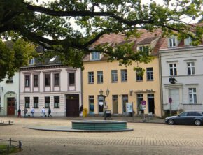 Historische Häuserzeile am Marktplatz der Insel Werder an der Havel bei Potsdam