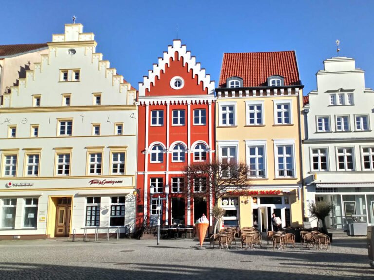 Historische Häuserzeile auf dem Marktplatz von Greifswald