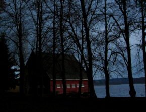 Bootshaus bei Nacht am großen Lychensee