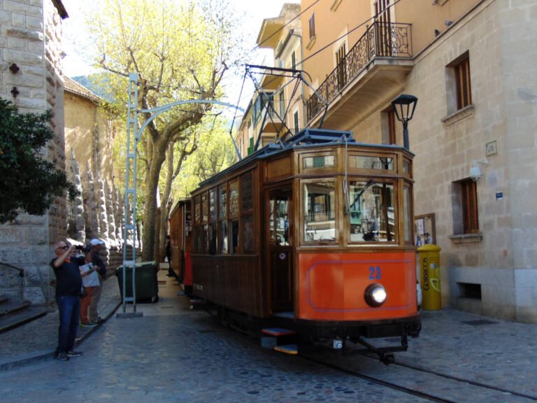 historische spanische Straßenbahn in der Stadt Sóller auf der Insel Mallorca