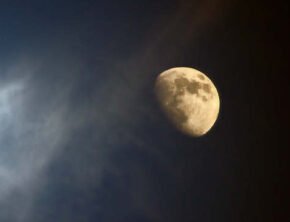 zunehmender Dreiviertel-Mond am Nachthimmel