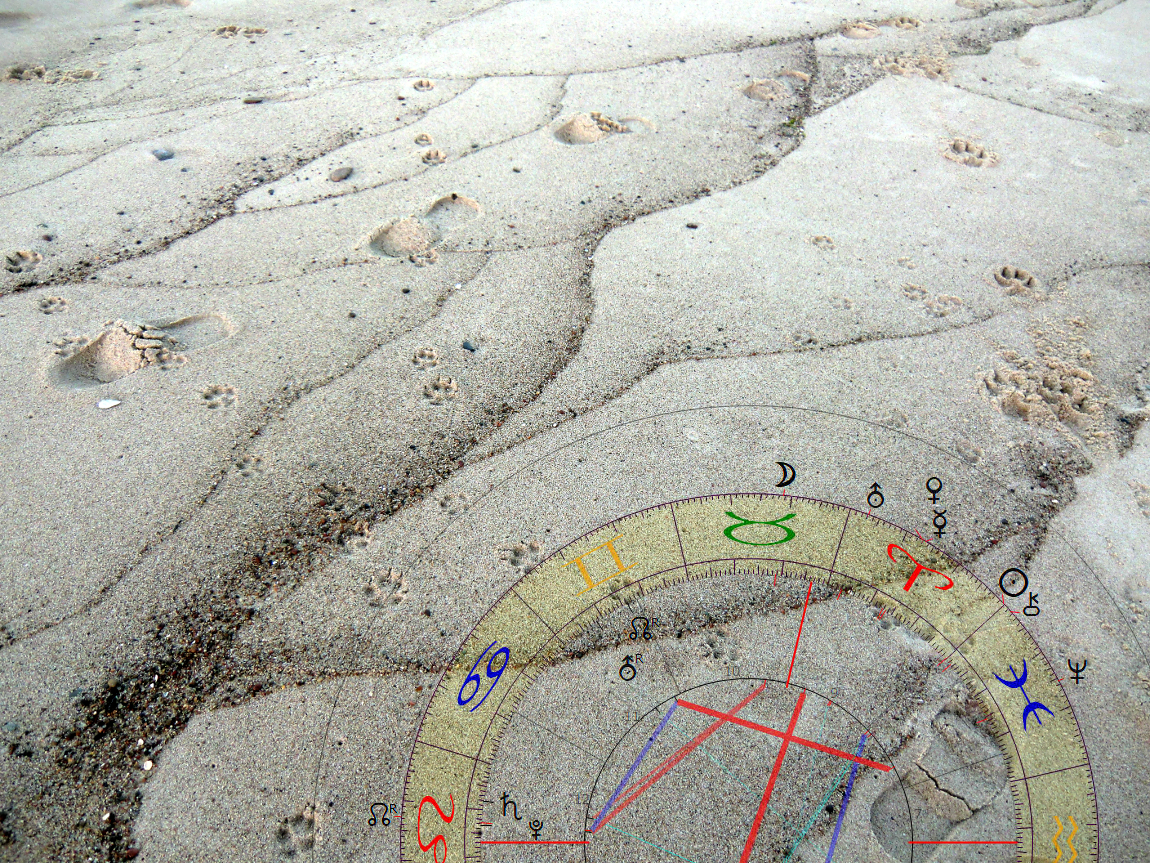 Fußspuren im Sand am Strand von Menschen und Hinden, im Vordergrund eine Horoskopgrafik mit Transiten