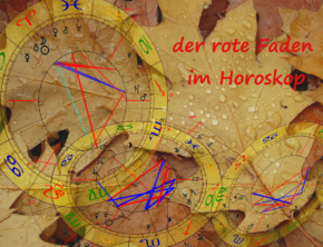 braunes Herbstlaub mit Wassertropfen, davor Horoskopgrafiken