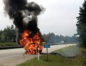 brennendes Auto auf der Autobahn