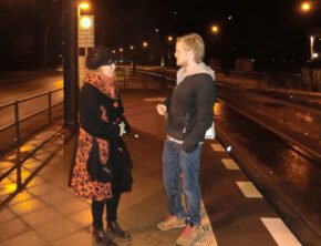 Mutter und Sohn an der Straßenbahnhaltestelle in Oberschöneweide Berlin