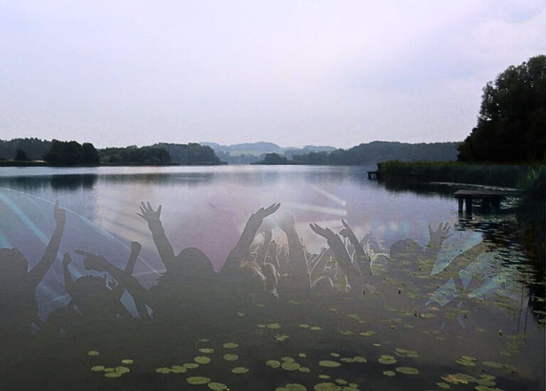 Menschen feiern in malerischer Seenlandschaft