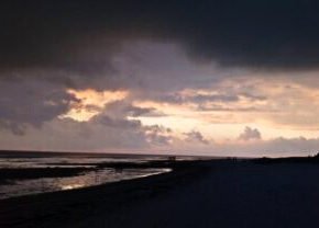 Abendhimmel am mit dunklen Wolken Nordseestrand