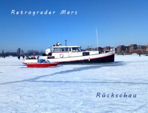 zwei im Eis eingefrohrene Motorboote in der Rummelsburger Bucht in Berlin