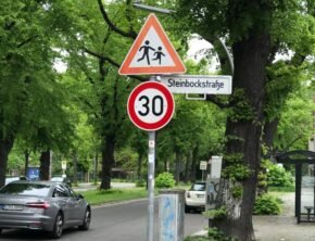 Verkehrsschild Tempo 30, Steinbockstraße in Berlin