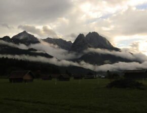 Bergkette mit Wolken in Bayern