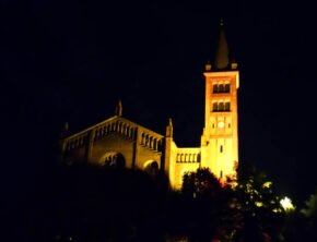 St. Peter und Paul Kirche in Potsdam angestrahlt bei Nacht