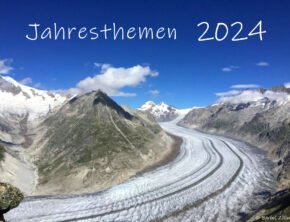 Schneeschneise im Hochgebirge, schneeebedeckte Gipfel