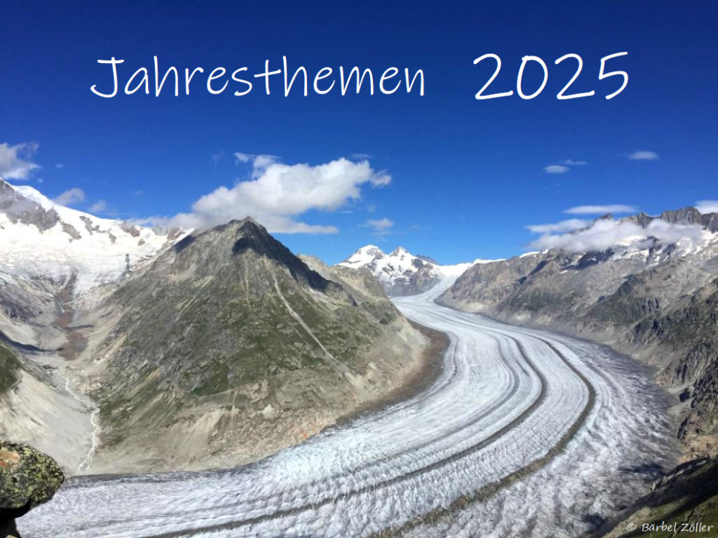 Hochgebirge, schneebedeckte Gipfel und eine Schneeschneise