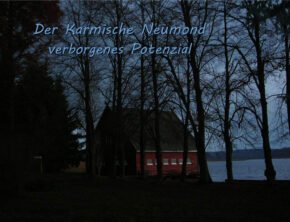 Der Karmische Neumond – verborgenes Potenzial Bootshaus bei Nacht am Ufer des Großen Lychensees umgeben von hohen Bäumen.