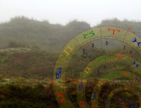 Hügelige Landschaft, im Vordergrund Horoskopgrafiken